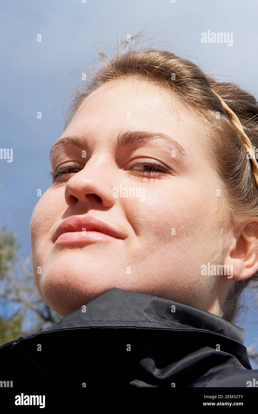 Portrait of a young woman smiling Stock Photo - Alamy