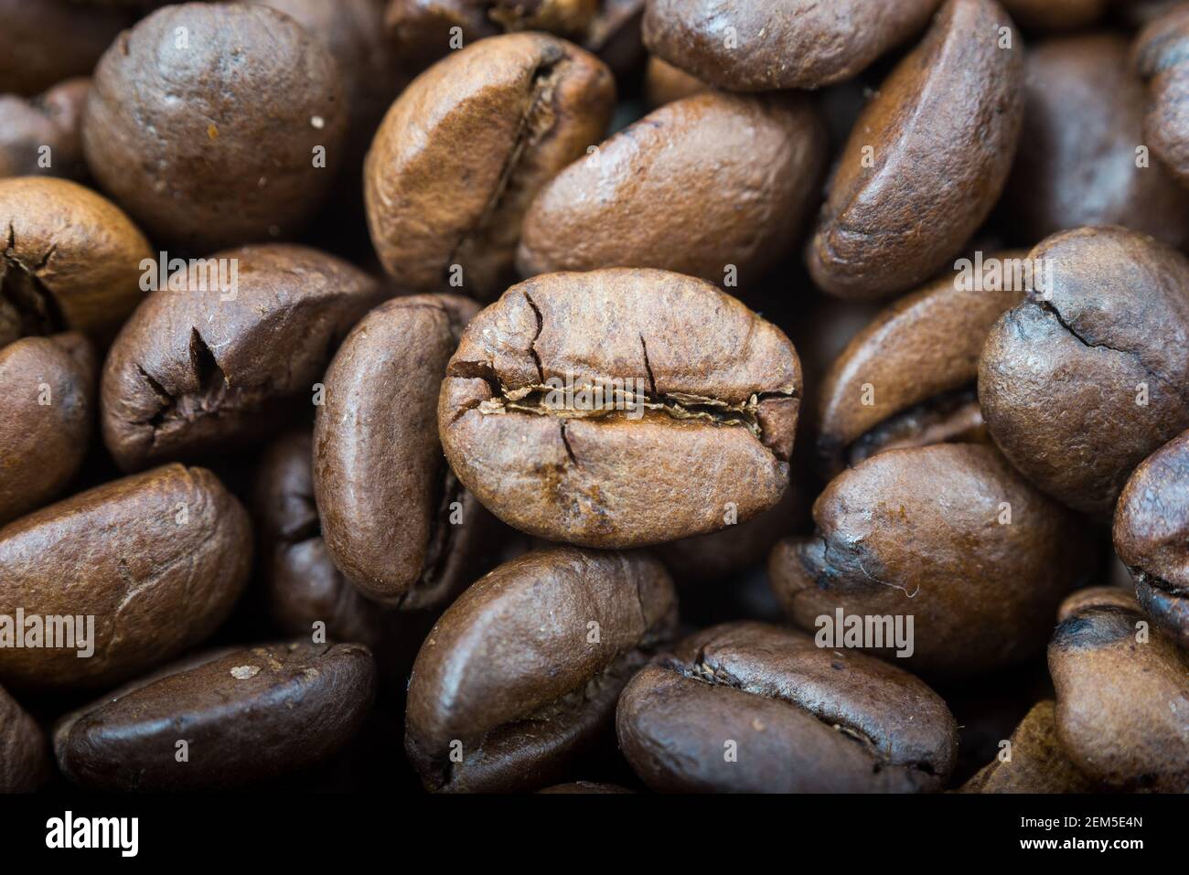 Dark roasted coffee beans ,close up Stock Photo - Alamy