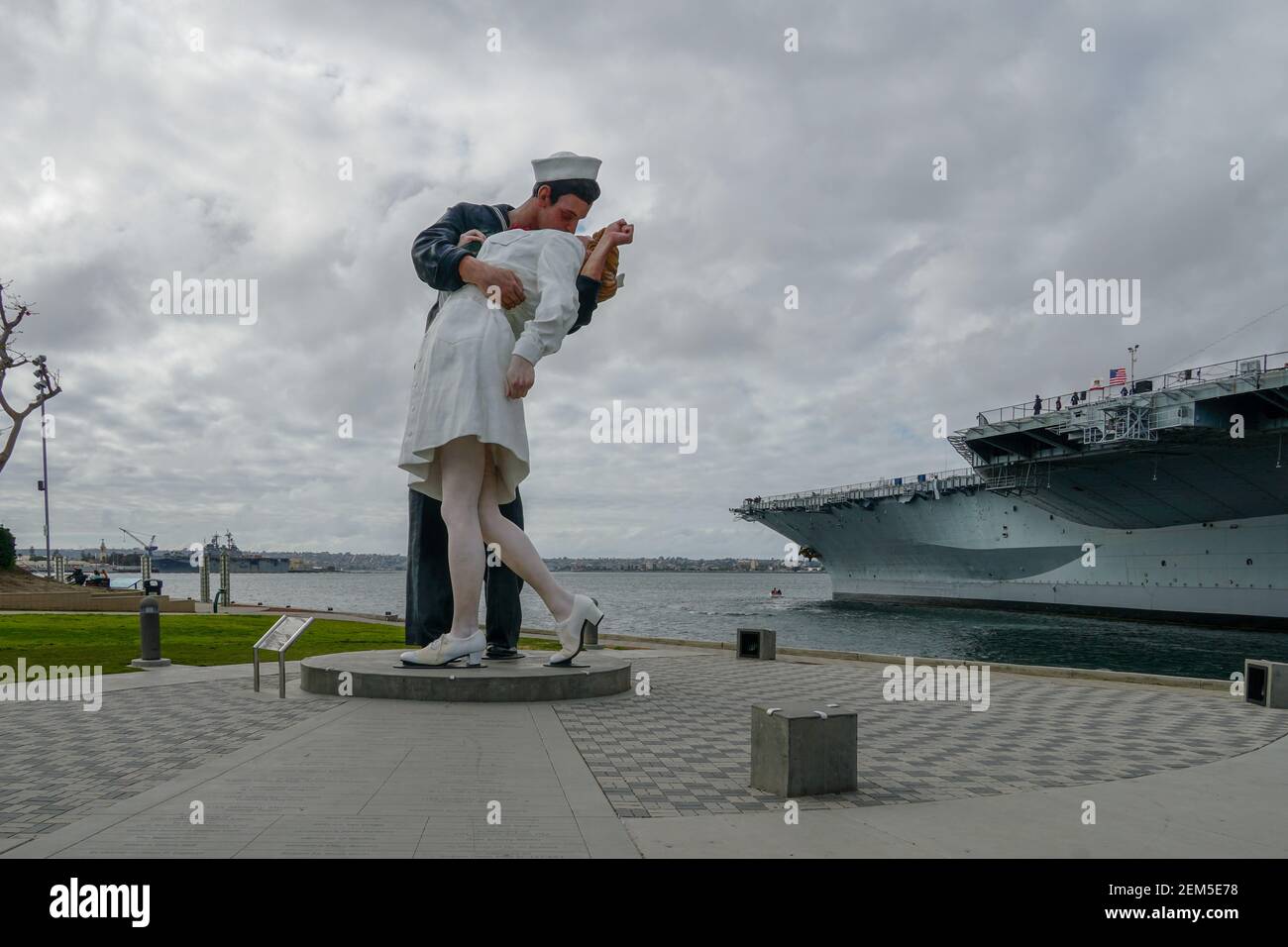 Navy sailor kissing a nurse hires stock photography and images Alamy