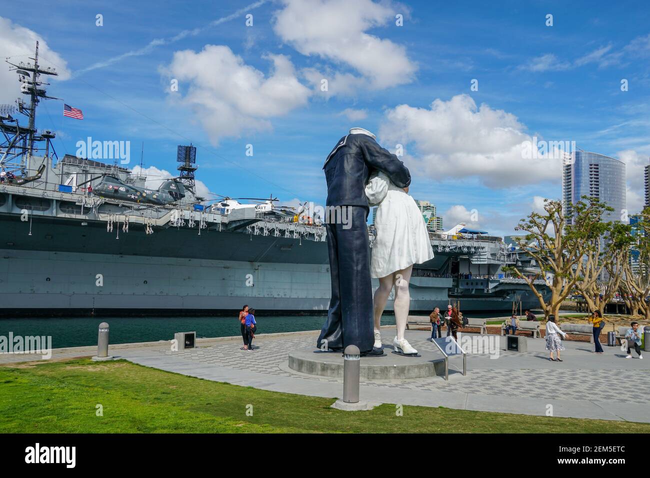 Sailor nurse kiss statue hires stock photography and images Alamy