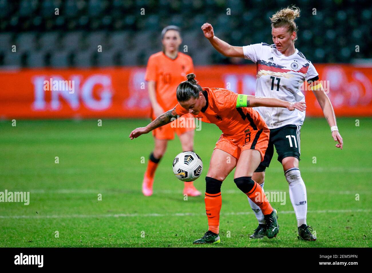 VENLO, NETHERLANDS - FEBRUARY 24: Sherida Spitse of the Netherlands, Alexandra Popp of Germany during the International Friendly Match match between N Stock Photo