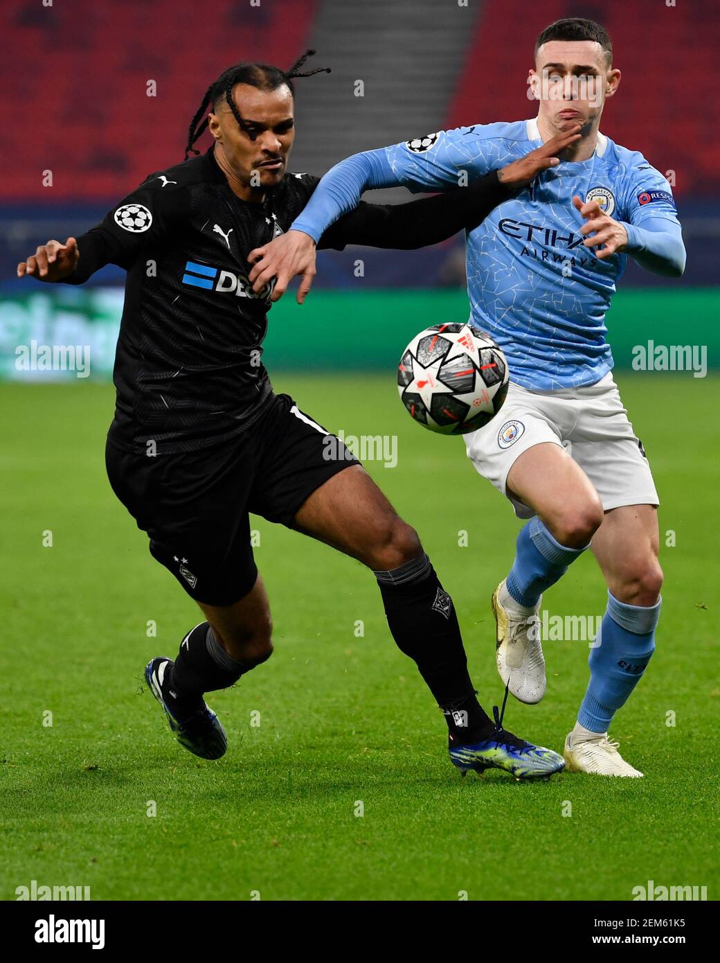 Budapest, Hungary. 24th Feb, 2021. Football: Champions League, Borussia Mönchengladbach - Manchester City, knockout round, round of 16, first leg at Puskas Arena. Gladbach's Valentino Lazaro and Manchester City's Phil Foden (r) in action. Credit: Marton Monus/dpa/Alamy Live News Stock Photo