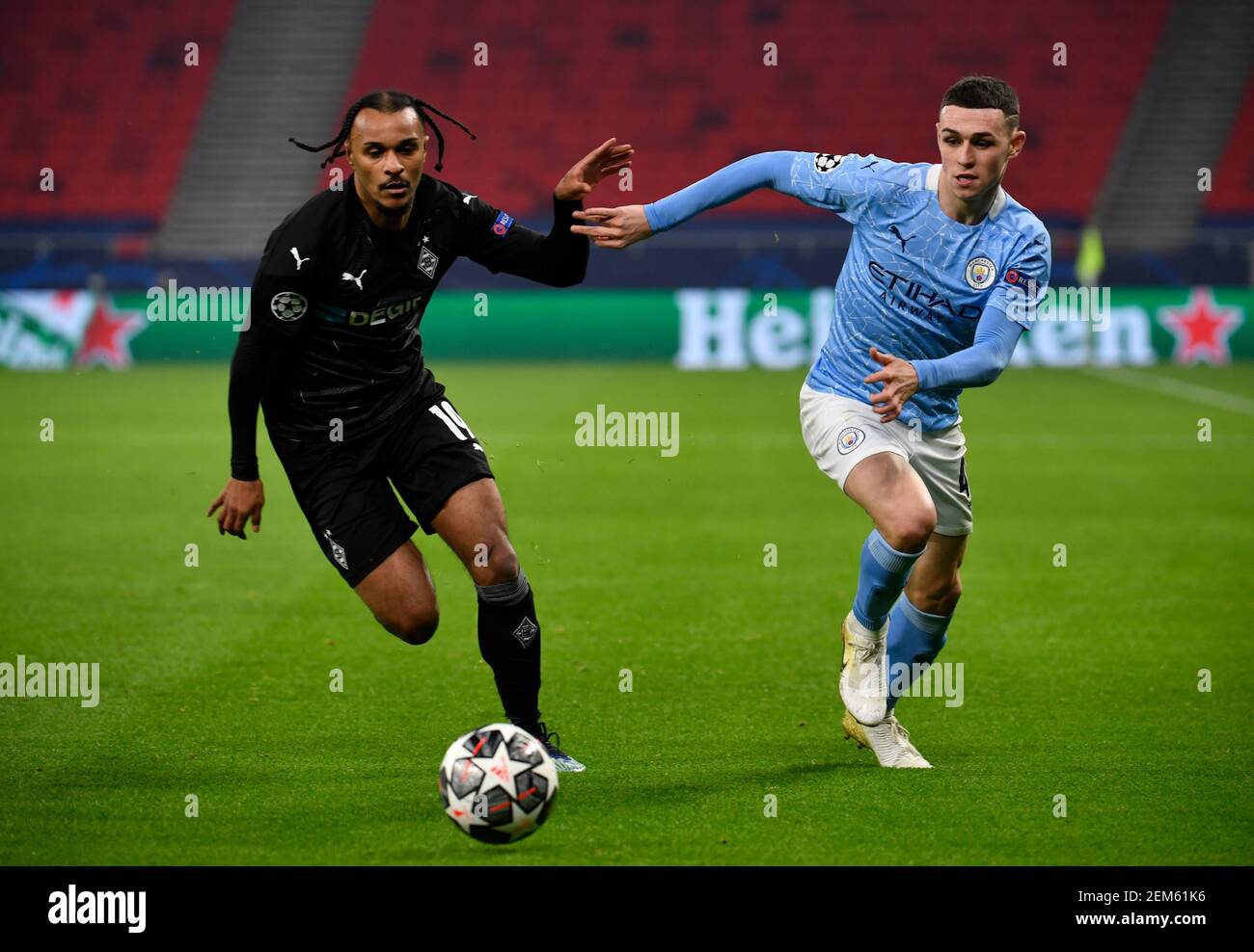 Budapest, Hungary. 24th Feb, 2021. Football: Champions League, Borussia Mönchengladbach - Manchester City, knockout round, round of 16, first leg at Puskas Arena. Gladbach's Valentino Lazaro and Manchester City's Phil Foden (r) in action. Credit: Marton Monus/dpa/Alamy Live News Stock Photo