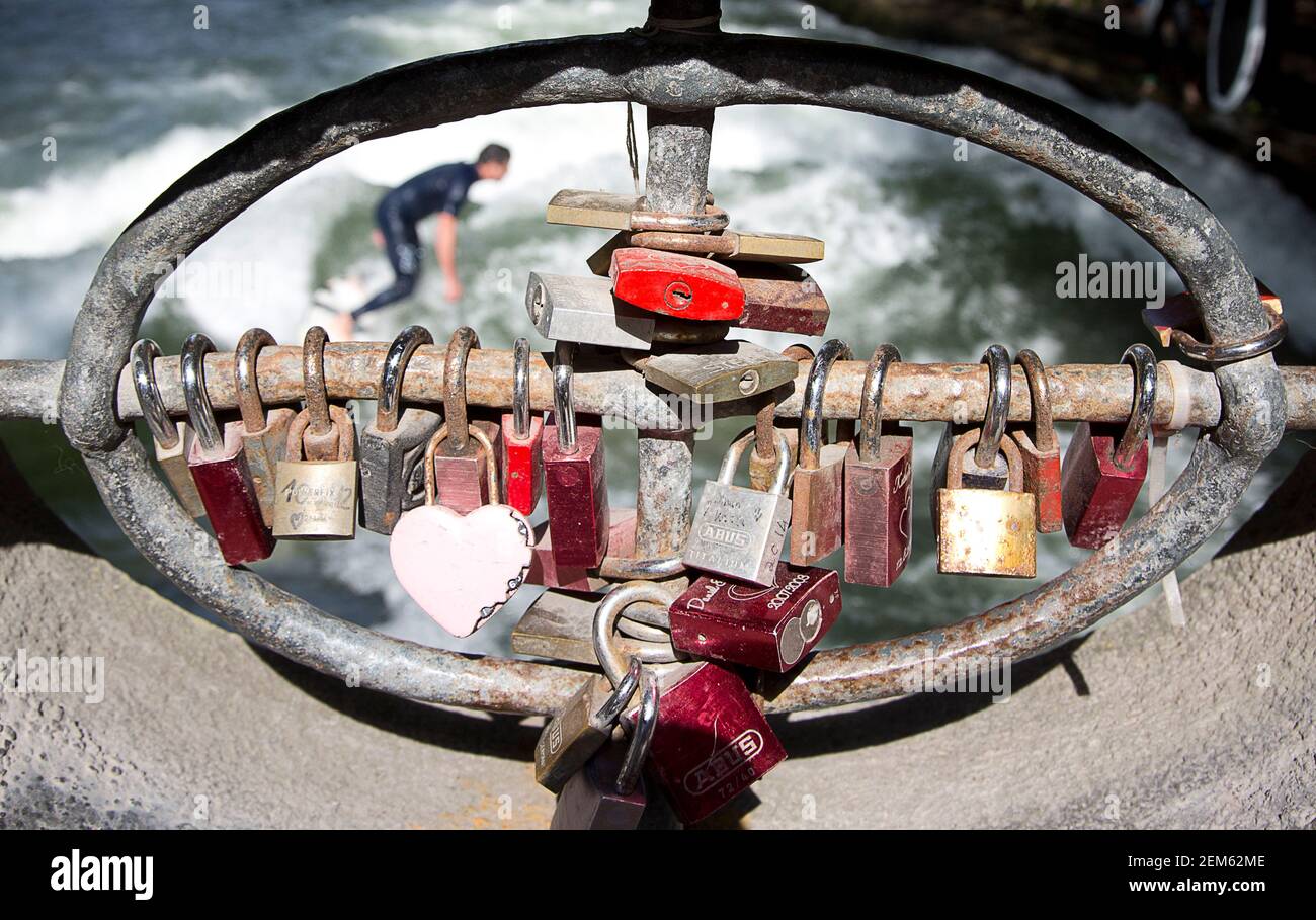 Munich, Bavaria, Germany. 13th Oct, 2018. September 20, 2018. Locks are left on bridge as a remembrances as a surfer rides the wave on the Eisbach, which is a manmade side arm of the Isar River and flows thru the Englischer Garten in the heart of the city. A standing wave has been created that allows landlocked Germans to ride waves just like in the ocean right in the center of Munich, Germany. Credit: Ralph Lauer/ZUMA Wire/Alamy Live News Stock Photo