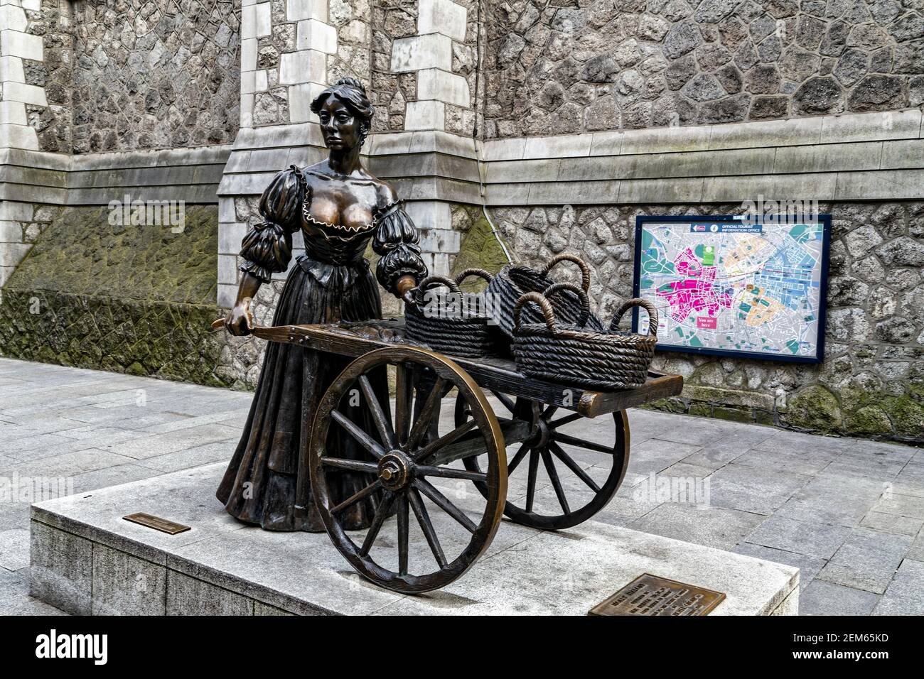 Dublin, Ireland. 6th May, 2016. Molly Malone Statue, designed by Jeanne Rynhart and located at the bottom of Grafton Street in Dublin. Stock Photo
