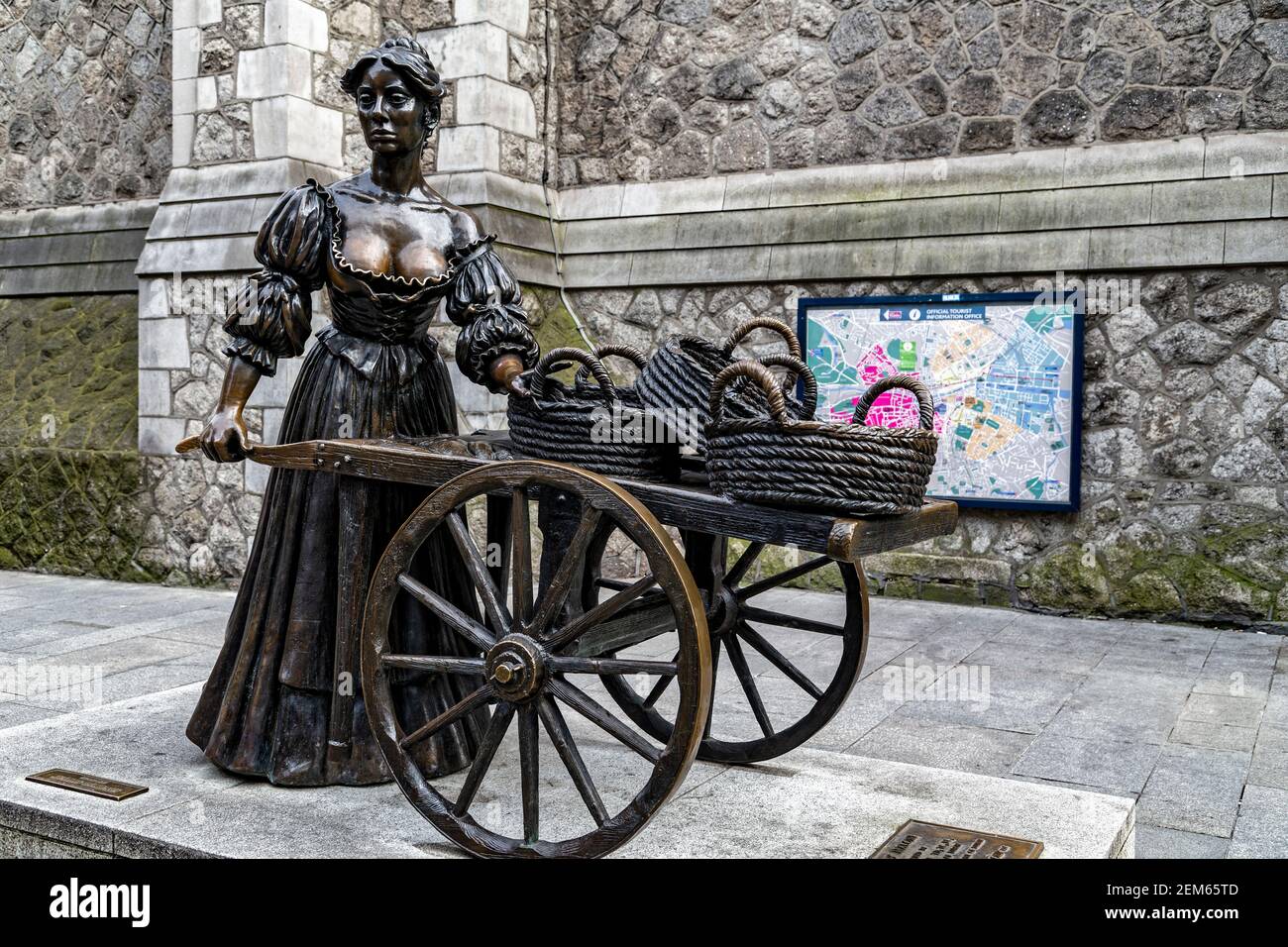 Dublin, Ireland. 6th May, 2016. Molly Malone Statue, designed by Jeanne Rynhart and located at the bottom of Grafton Street in Dublin. Stock Photo