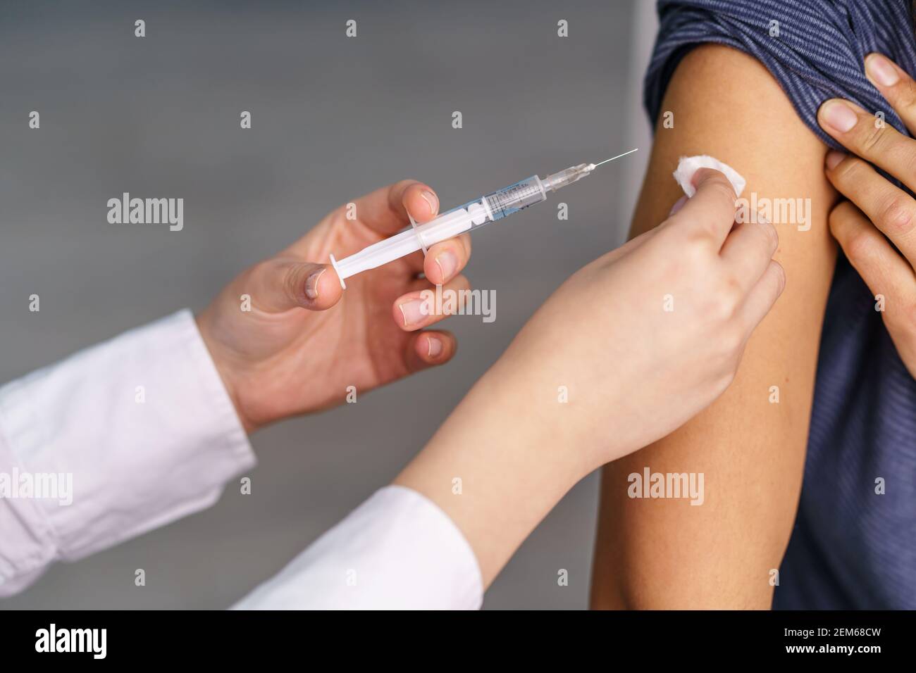 Vaccination healthcare concept - Hands of doctor or nurse hold a syringe and ampule preparing a shot of corona virus covid-19 hpv or flu vaccine for u Stock Photo