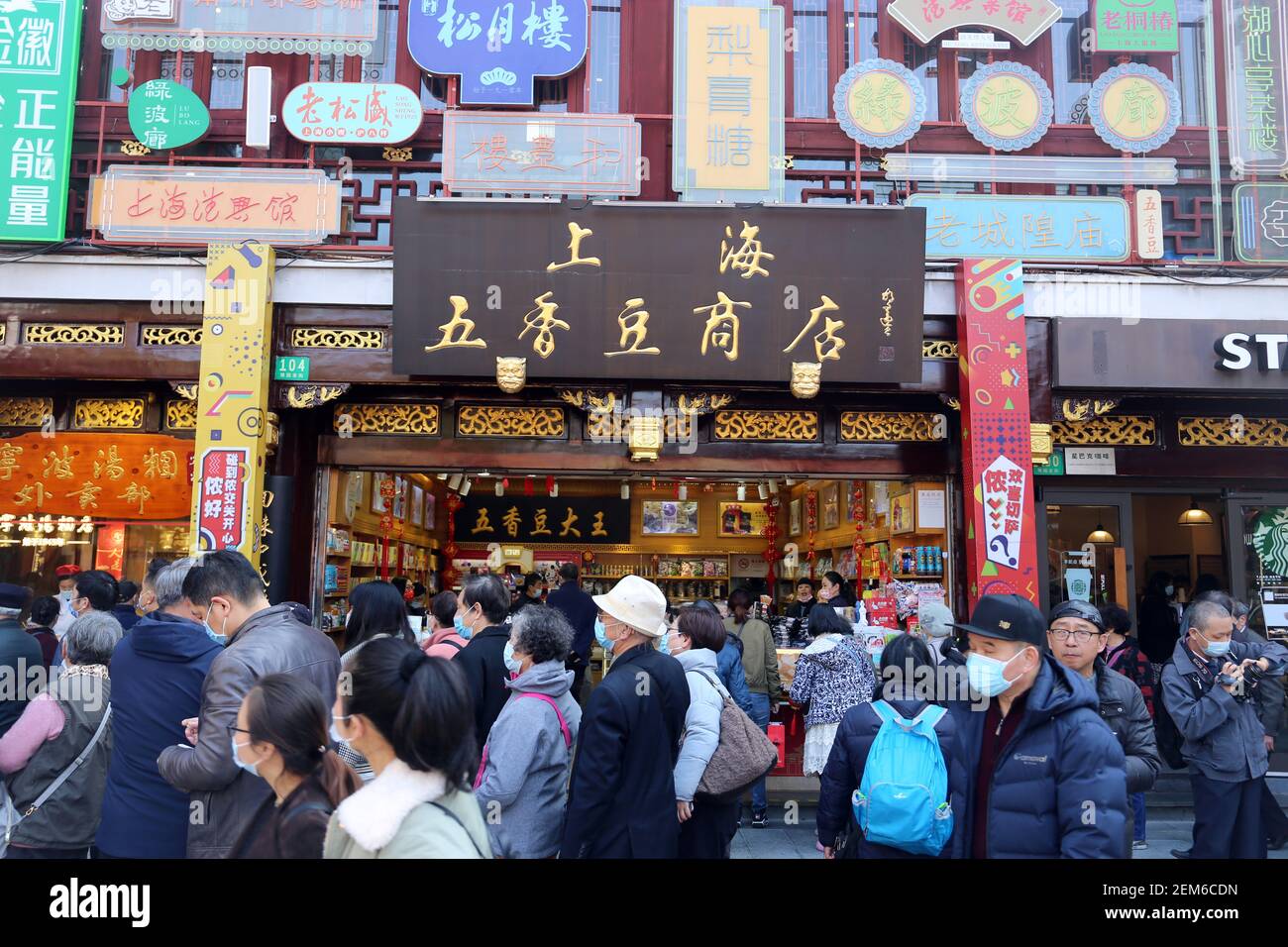 SHANGHAI, CHINA - FEBRUARY 24, 2021 - Residents line up to buy  Yuanxiao(rice glue ball) to celebrate the Lantern Festival in Shanghai,  China, Feb 24, 2021. (Photo by Xing Yun / Costfoto/Sipa USA Stock Photo -  Alamy