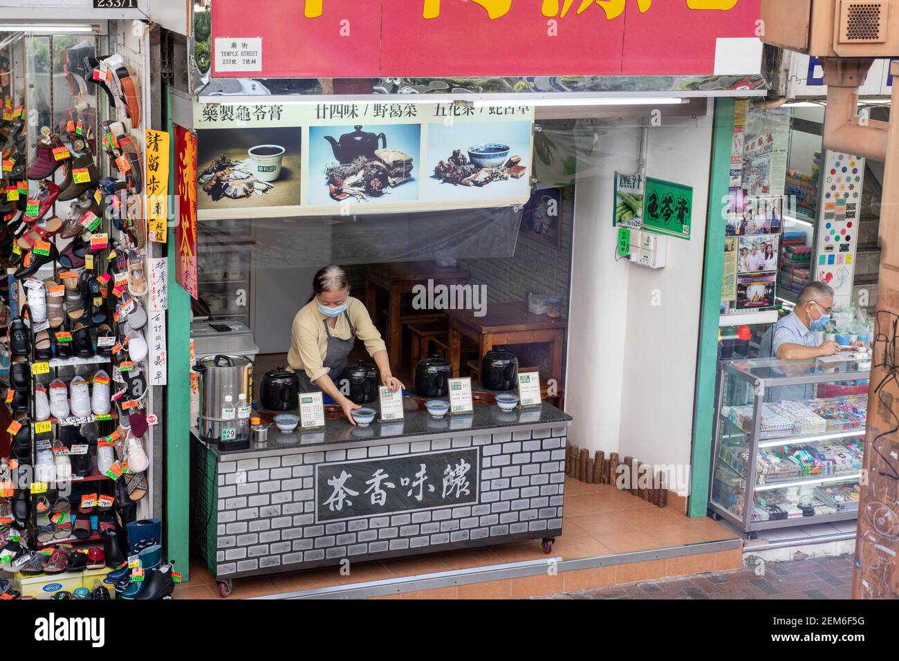 Hong Kong,China:11 Oct,2020.   A lady serves tea from a roadside tea and soup stand in Jordan Hong Kong Alamy Stock Image/Jayne Russell Stock Photo