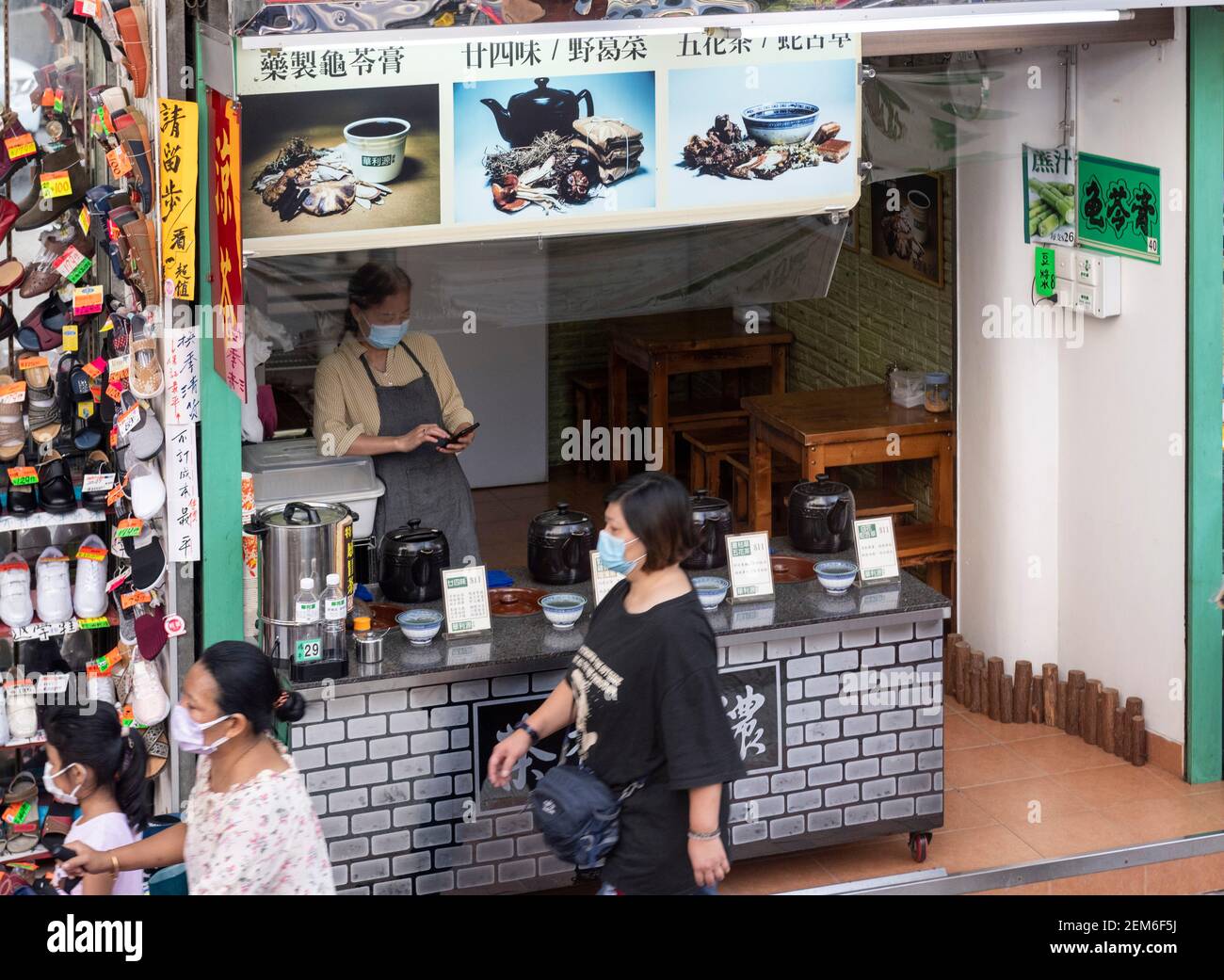 Hong Kong,China:11 Oct,2020.   A lady serves tea from a roadside tea and soup stand in Jordan Hong Kong Alamy Stock Image/Jayne Russell Stock Photo