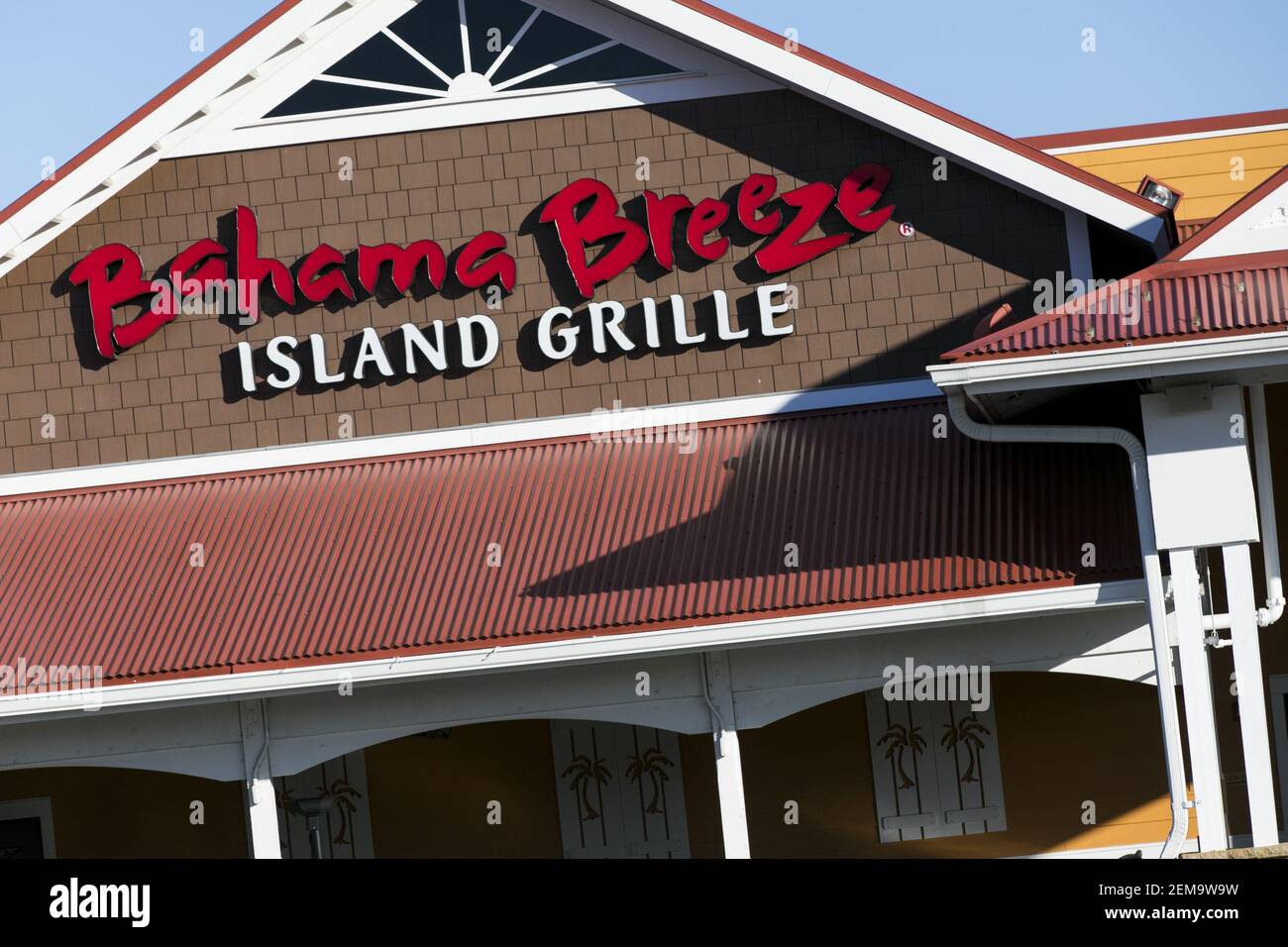 A logo sign outside of a Bahama Breeze restaurant location in