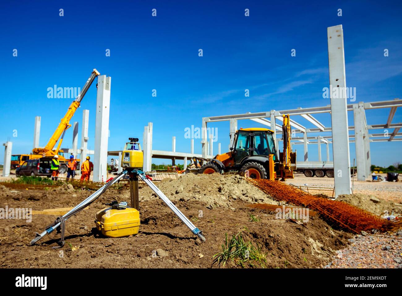 Total center device with laser for leveling other devices to level