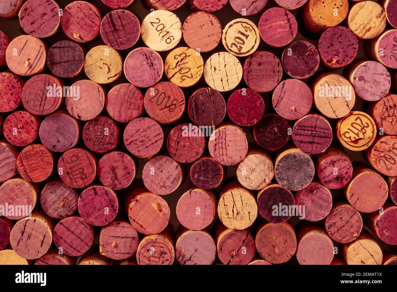 Wine corks background, overhead shot Stock Photo Alamy