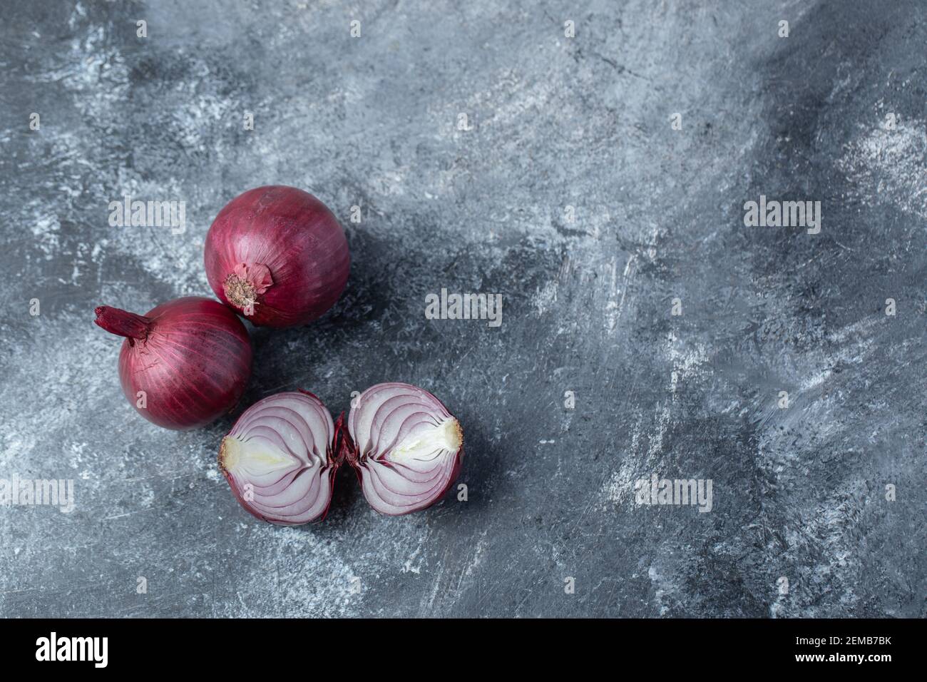 Whole and sliced red onions hi-res stock photography and images - Alamy