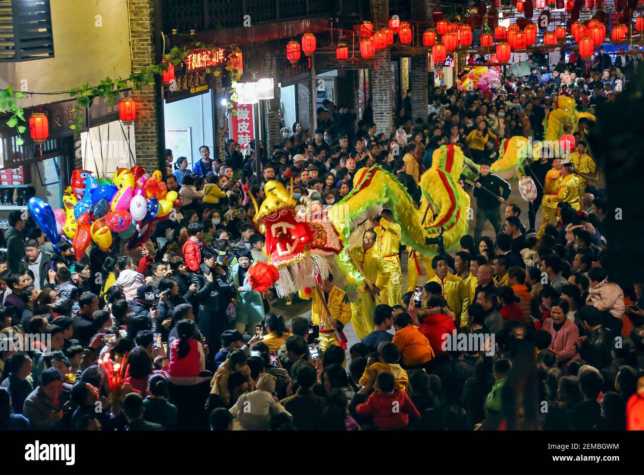 Traditional dragon dance hires stock photography and images Alamy