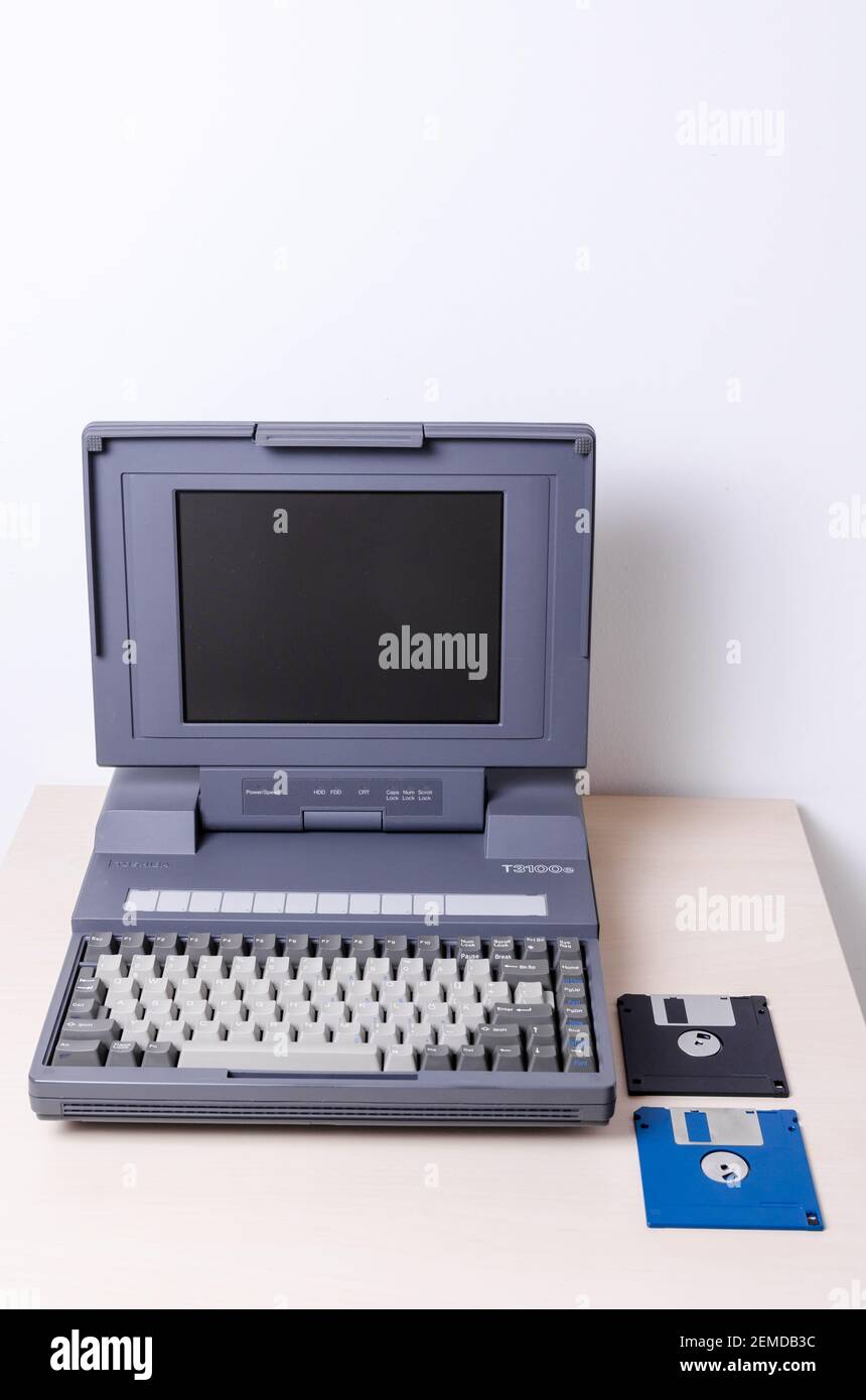 Toshiba t3100e, 1986, personal computer PC Laptop Notebook on office desk  table, old, vintage, obsolete hardware, indoors, still life, old notebook  Stock Photo - Alamy