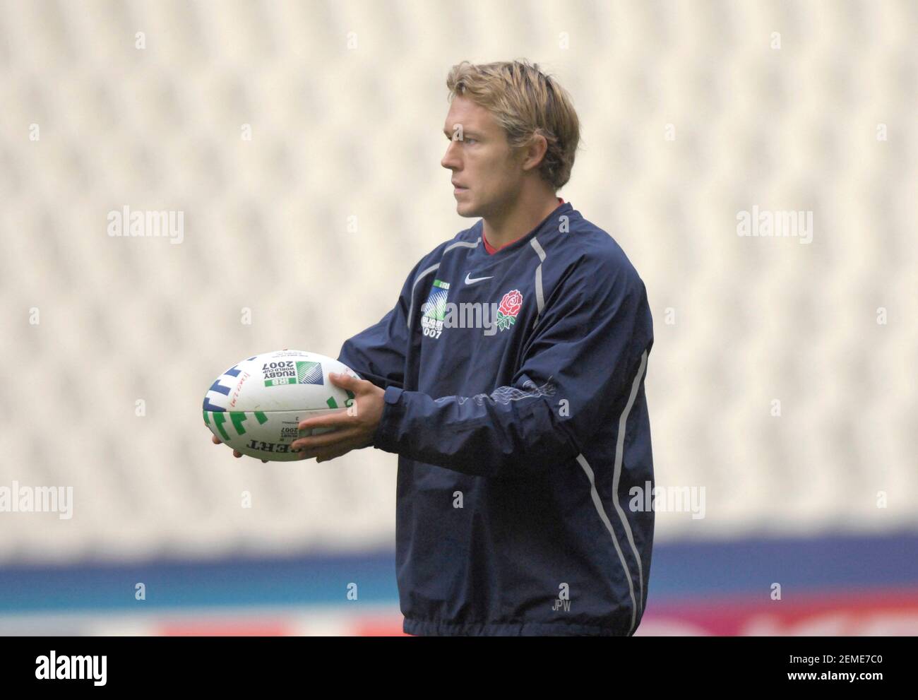 ENGLAND TRAINING FOR THE WORLD CUP FINAL IN THE STADE DE FRANCE. 19/10/2007. JONNY WILKINSON.PICTURE DAVID ASHDOWN Stock Photo