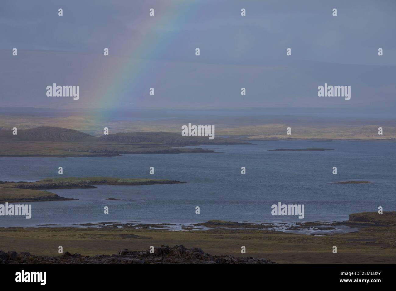 Regenbogen über den Westfjorden Islands, Westfjorde, Westfjord, rainbow, Island, Iceland Stock Photo