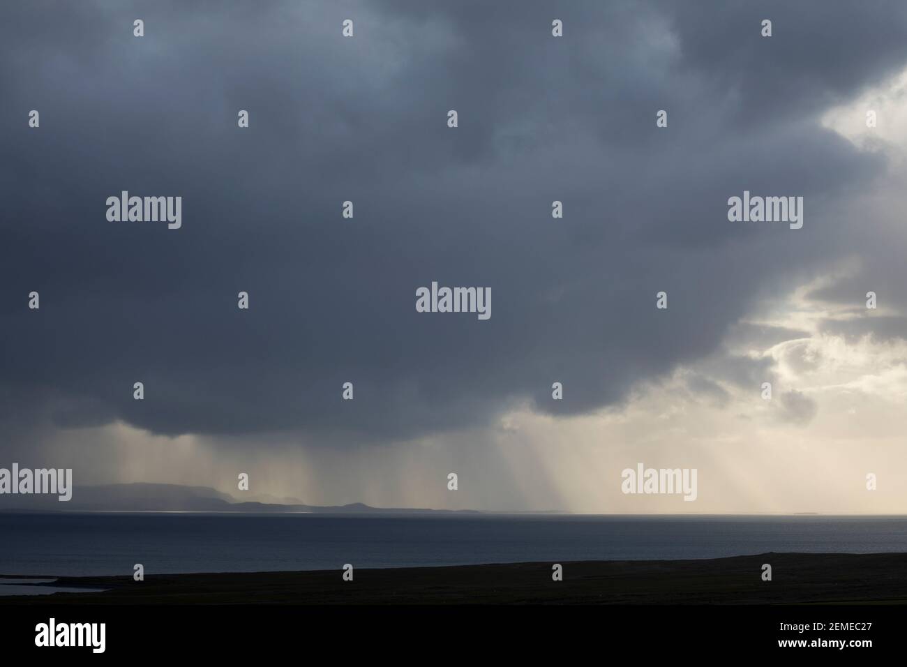 Regen über dem Meer, Unwetter, Wetter, Sonnenstrahlen, Wolkenhimmel, Regenschauer, Schauer, Wolken, Wolke, Regenwolke, Regenwolken, Regenfront, Unwett Stock Photo