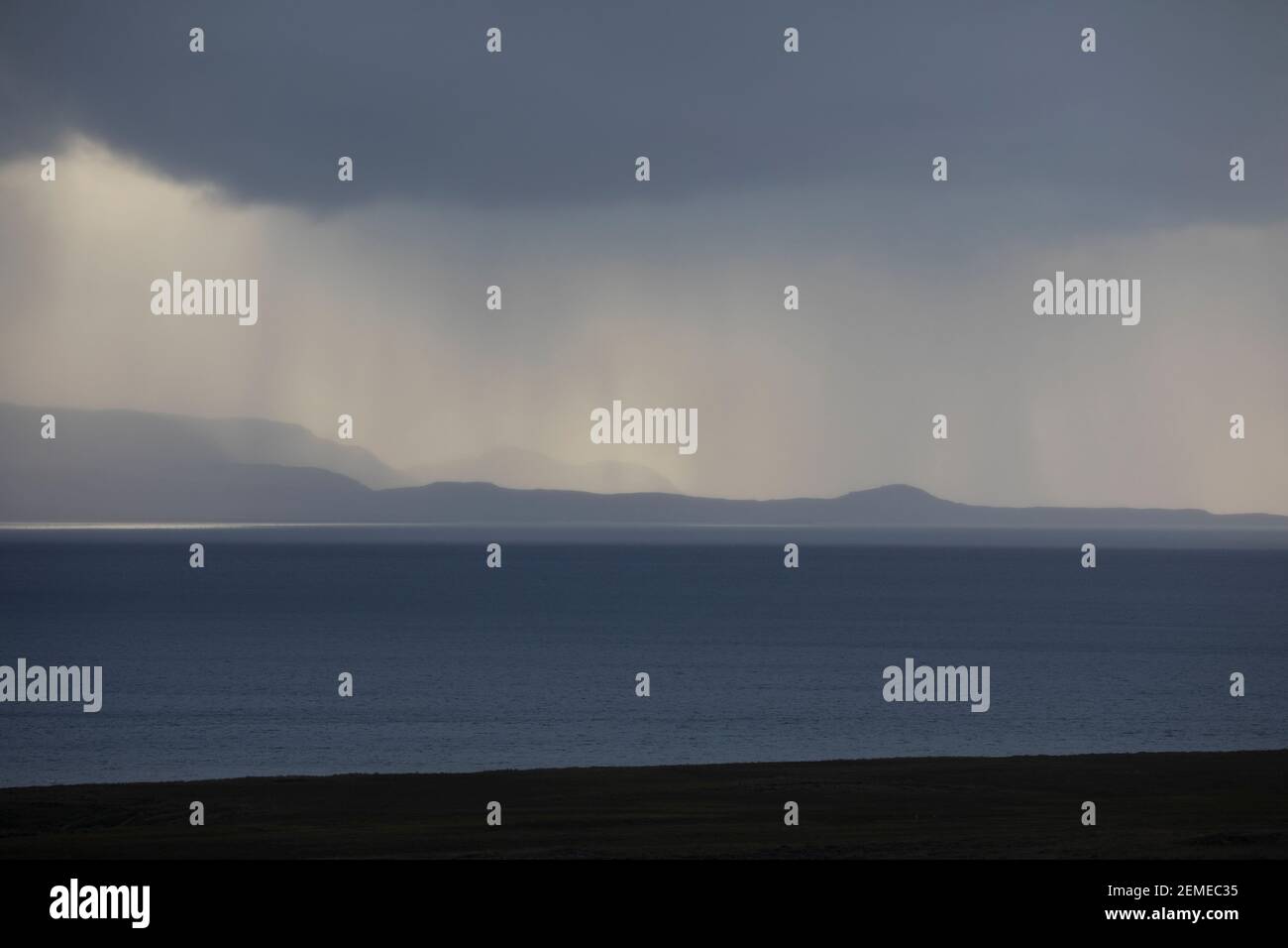 Regen über dem Meer, Unwetter, Wetter, Sonnenstrahlen, Wolkenhimmel, Regenschauer, Schauer, Wolken, Wolke, Regenwolke, Regenwolken, Regenfront, Unwett Stock Photo