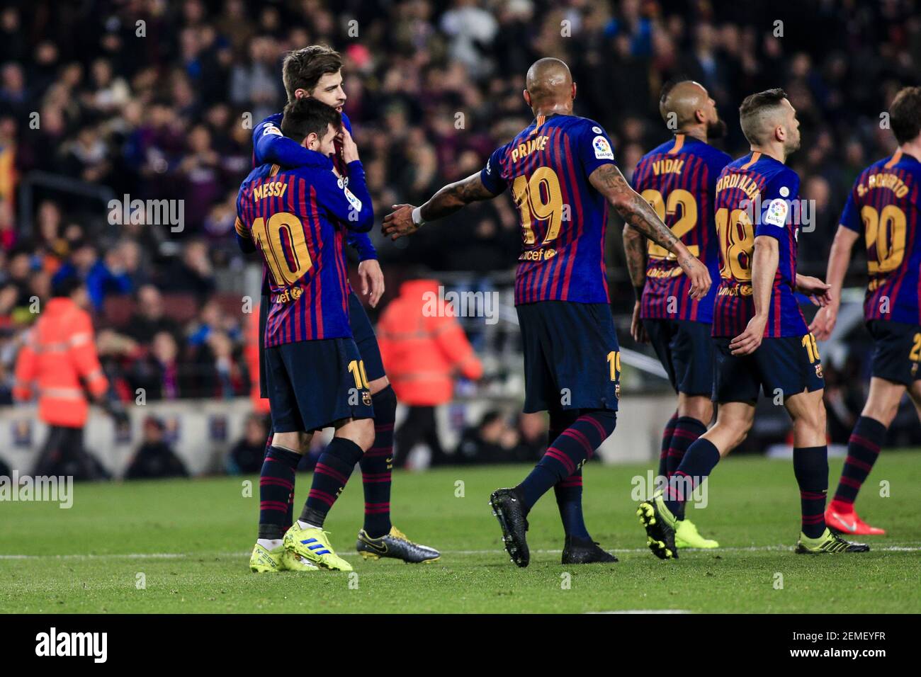 10 Leo Messi of FC Barcelona celebrating his goal with the team during
