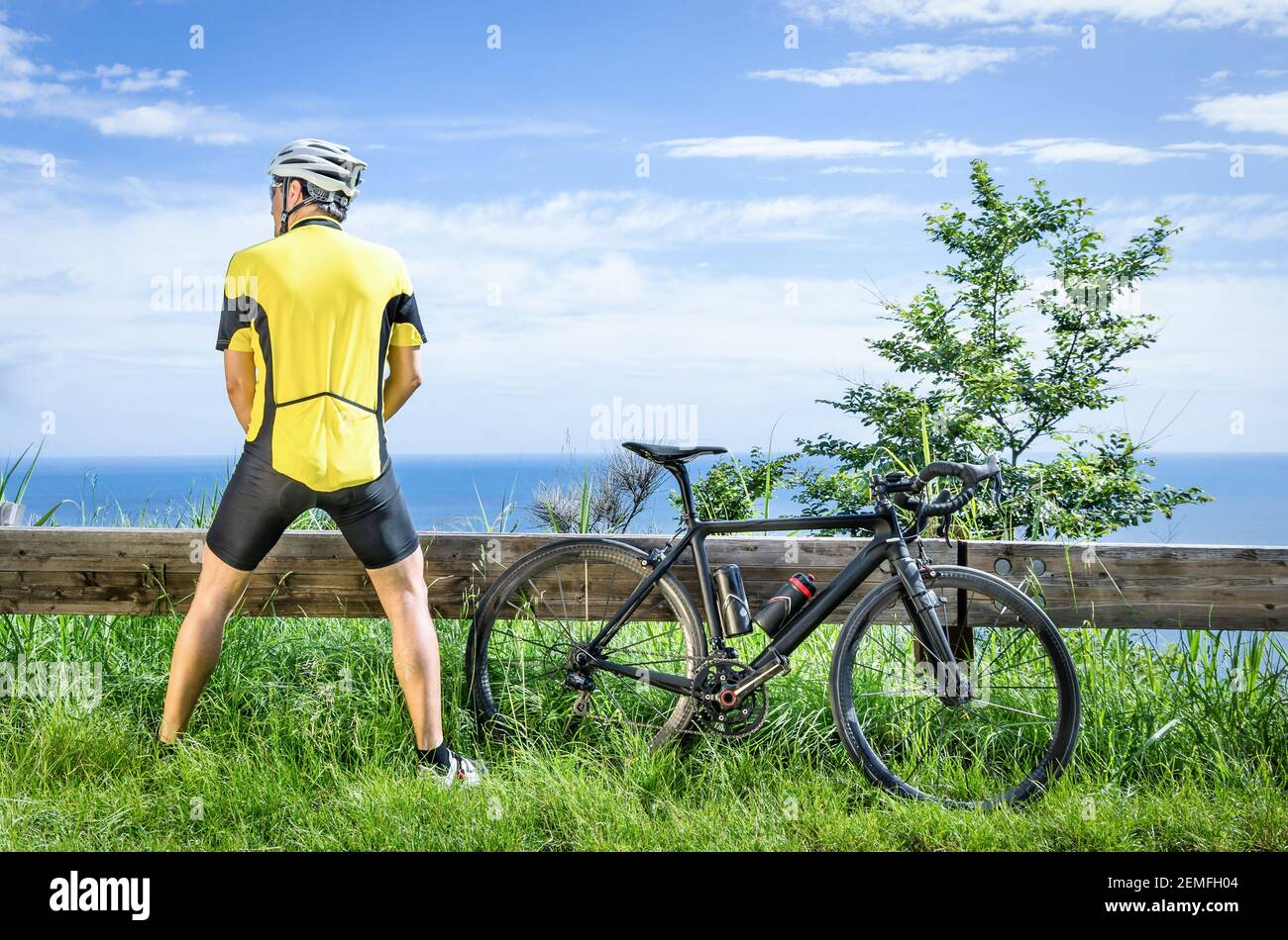 Cyclist peeing in the bushes at cycling race Stock Photo - Alamy