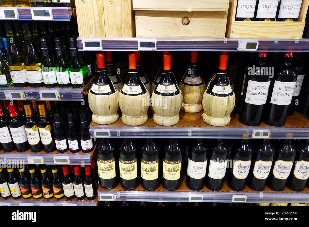 Assortment wines in a Supermarket Stock Photo Alamy