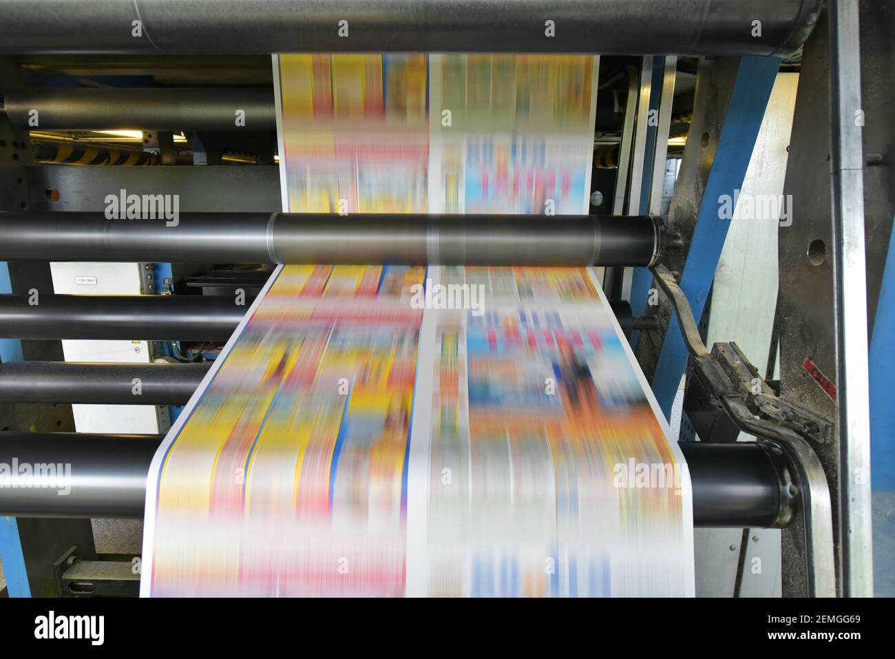 printing of coloured newspapers with an offset printing machine at a