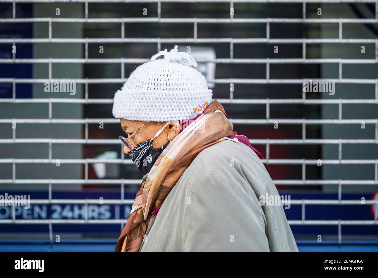 Black person wearing a mask hi-res stock photography and images - Alamy