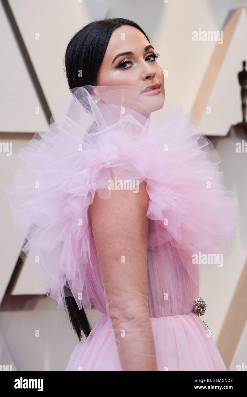 Kacey Musgraves walking on the 2019 Oscars red carpet at the 91st(02)