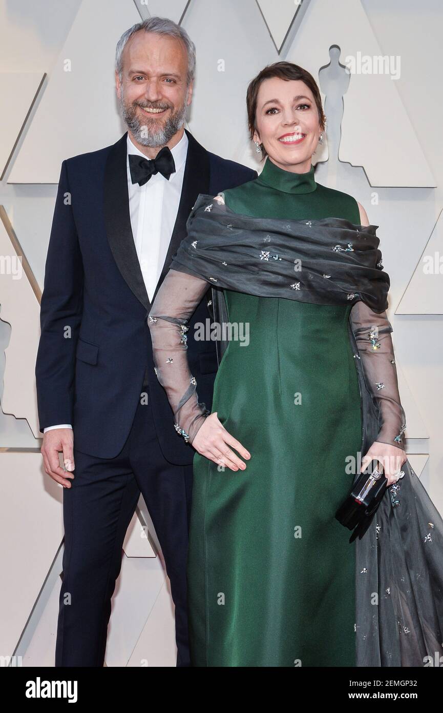 Ed Sinclair and Olivia Colman walking on the 2019 Oscars red carpet at