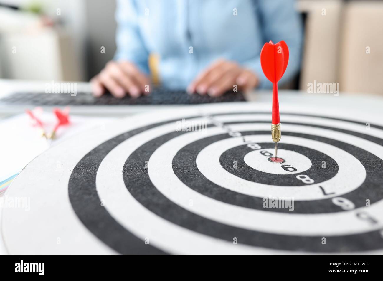Arrow hitting the bullseye hi-res stock photography and images - Alamy