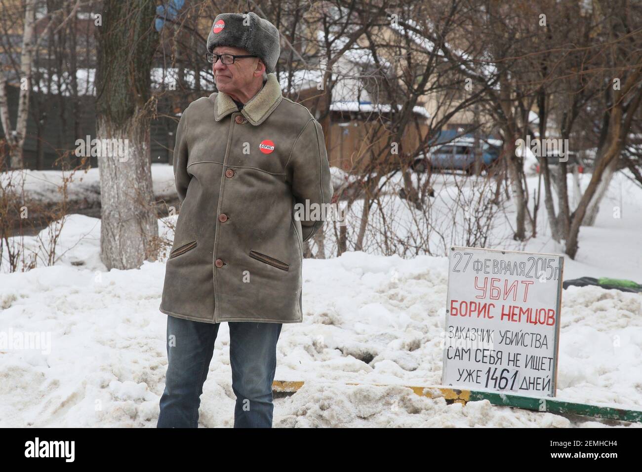 Opening of a memorial plaque on the Boris Nemtsov's house in Nizhny Novgorod. A man with a poster: 'The contract killer has not made a search for himself for 1461 days.' February 27, 2019. Russia, Nizhny Novgorod. Photo credit: Roman Yarovitsin/Kommersant/Sipa USA  Stock Photo