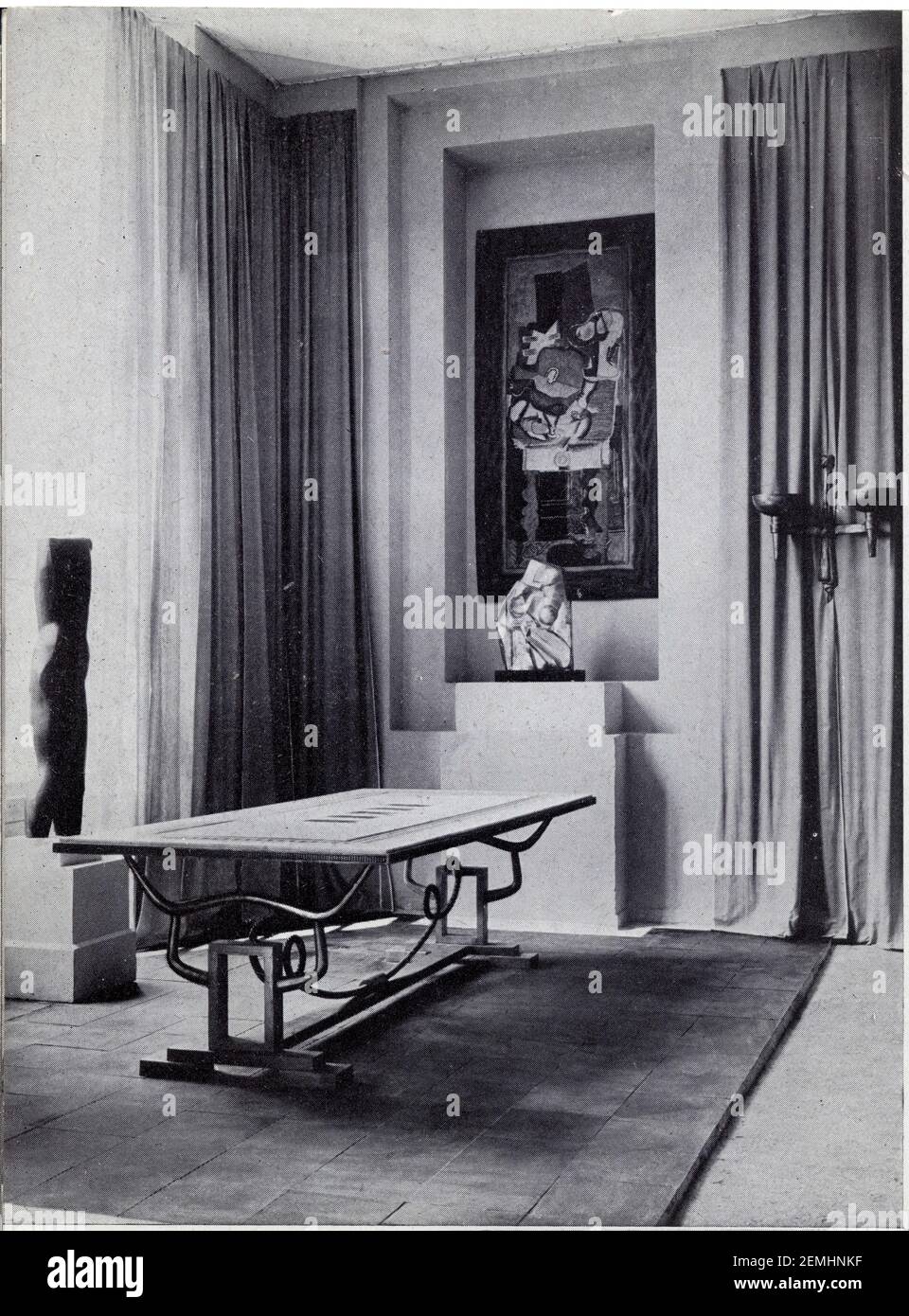 Table et applique en fer forgé par Marc du Plantier, sculpture de Zadkine, tapisserie de Braque Stock Photo
