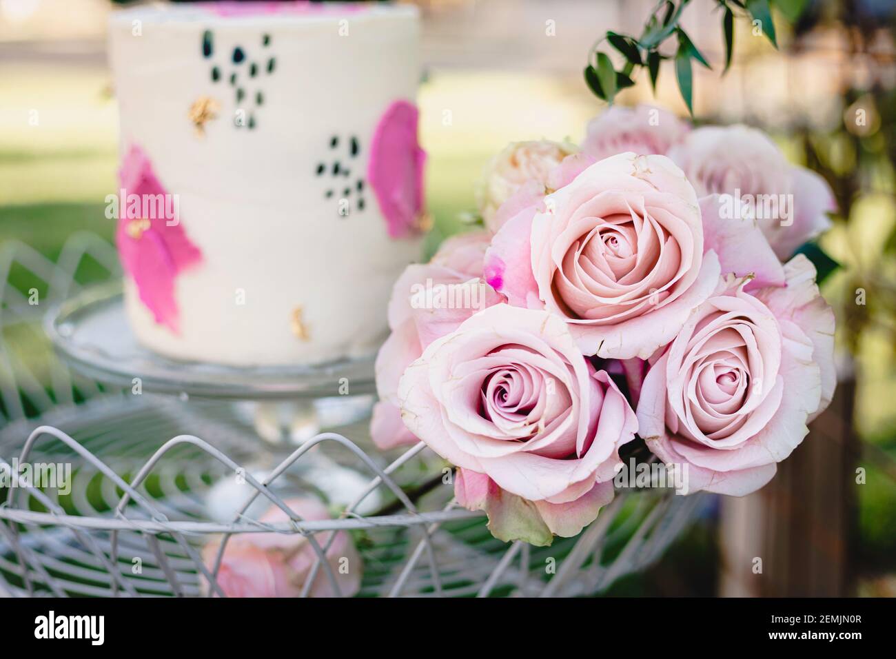 Flower bouquet cake hi-res stock photography and images - Alamy