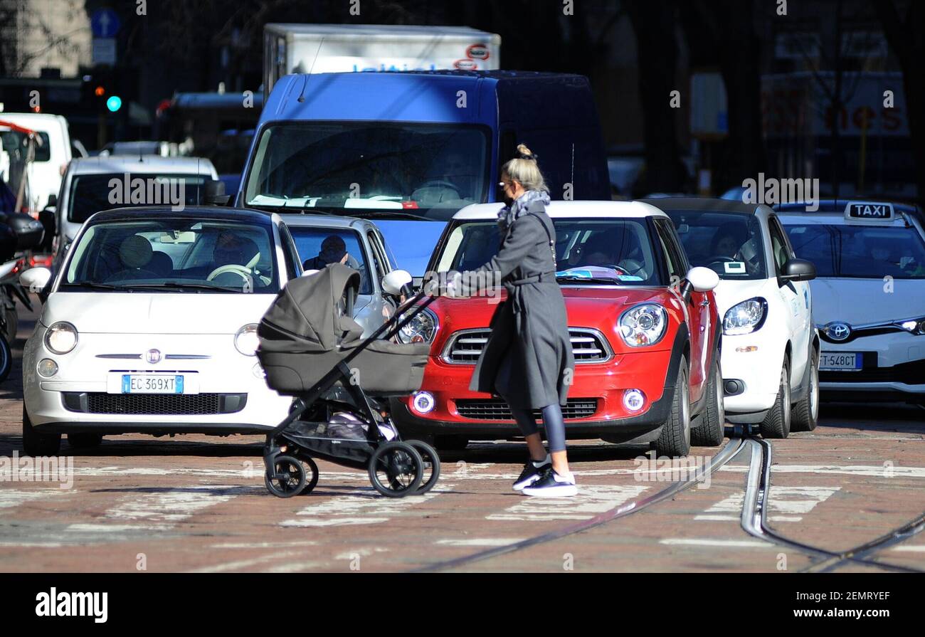 2/25/2021 - Milan, Agustina Gandolfo girlfriend of Lautaro Martinez in the center with the child Agustina Gandolfo, the Argentine girlfriend of LAUTARO MARTINEZ, INTER striker, surprised walking through the streets of the center with little NINA, born a few weeks ago. After having been to the hairdresser, Agustina Gandolfo also stops at a bar to breastfeed little NINA, before returning home. (Photo by IPA/Sipa USA) Credit: Sipa USA/Alamy Live News Stock Photo