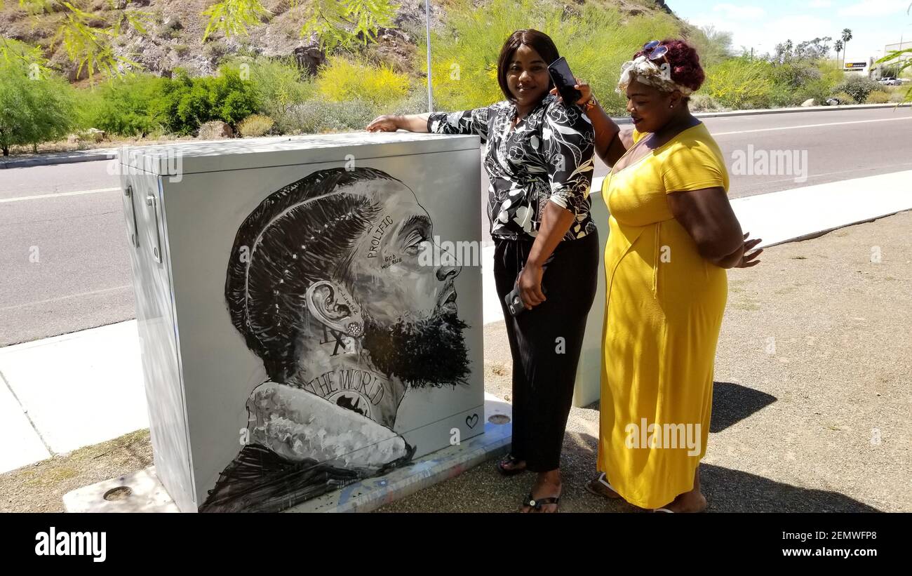 Maria Mateus and Danielle Mosley visited the mural to pay their respects.  Nipsey Hussle (Photo by Paulina Pineda/The Arizona Republic/USA Today Network/Sipa USA) Stock Photo