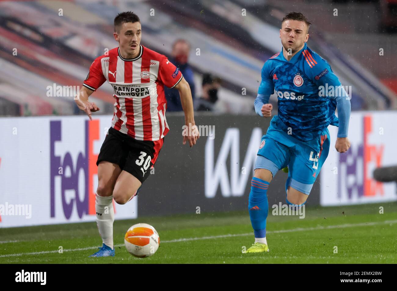 EINDHOVEN, NETHERLANDS - FEBRUARY 25: Ryan Thomas of PSV, Oleg Reabciuk of  Olympiacos during the UEFA Europa League match between PSV and Olympiacos a  Stock Photo - Alamy