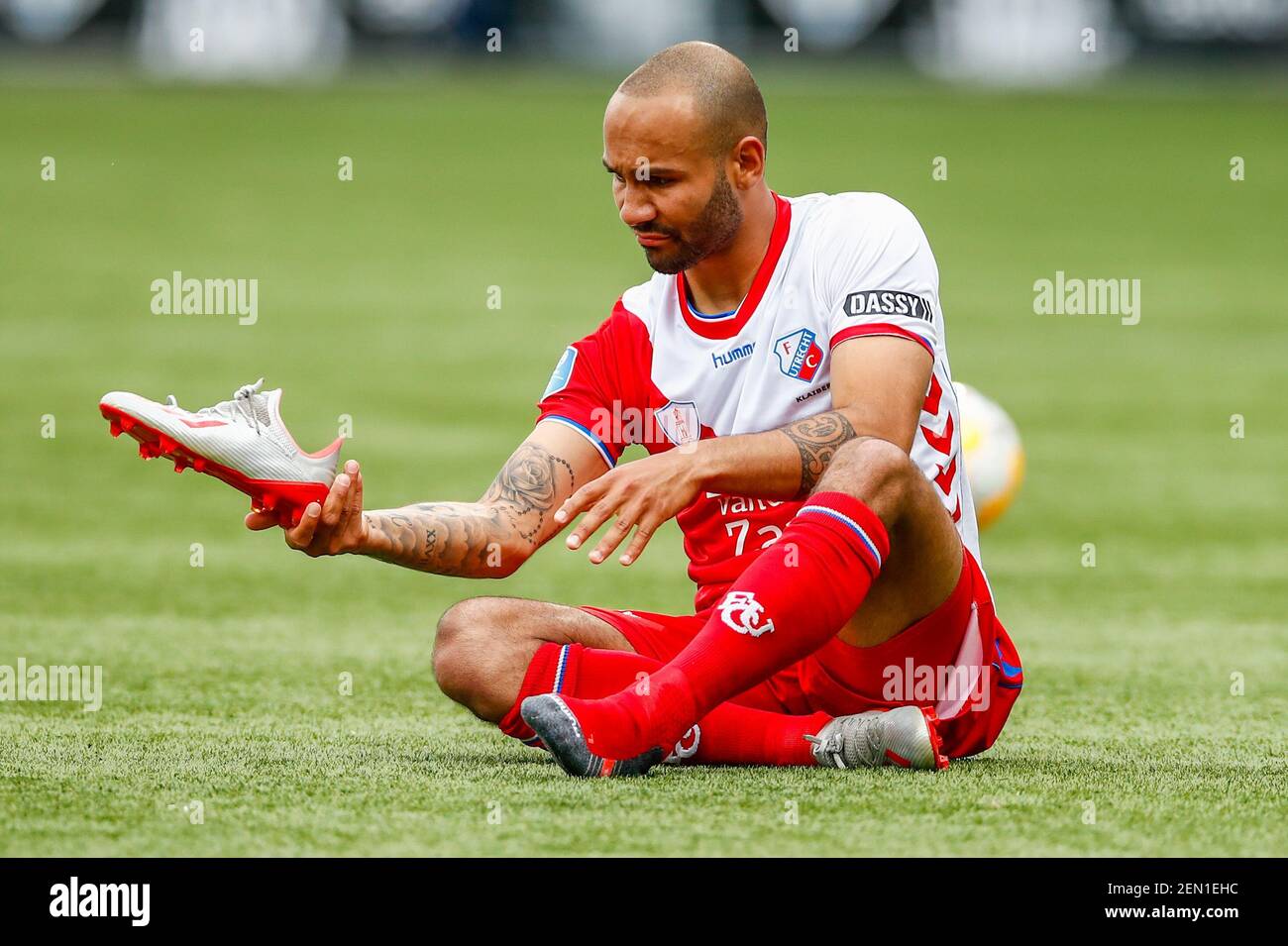 Almelo Polman Stadion 18 05 19 Football Dutch Eredivisie Playoffs Europa League Season 18 19 Utrecht Player Sean Kliber Taking Some Time And Takes His Shoe Off During The Match Heracles Utrecht
