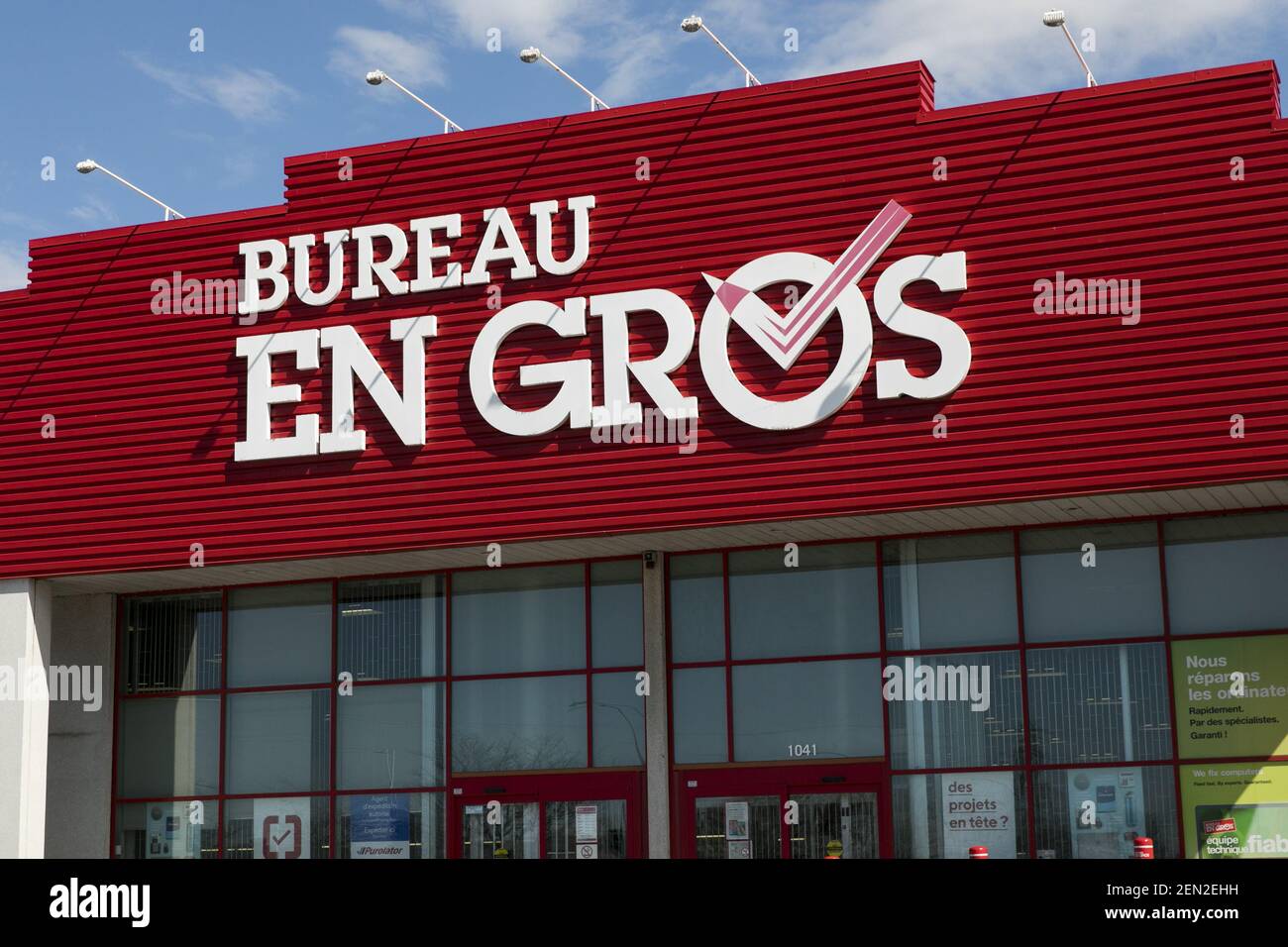 A logo sign outside of a Bureau en Gros (Staples) retail store location in  Montreal, Quebec, Canada, on April 21, 2019. (Photo by Kristoffer  Tripplaar/Sipa USA Stock Photo - Alamy