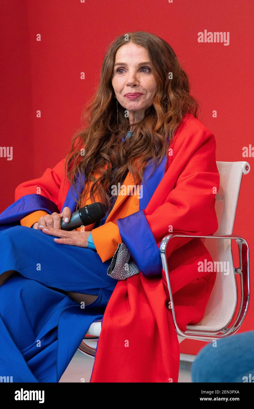 Spanish Actress Victoria Abril Poses After Her Arrival For A Gala At The 5th Marrakesh International Film Festival In Marrakesh Morocco November 16 2005 The Festival Is Paying A Tribute To Spanish