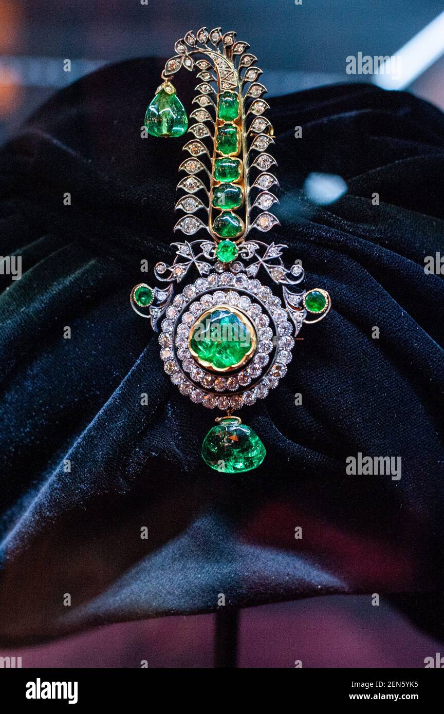 Lot 61 AN ANTIQUE EMERALD AND DIAMOND JIGHA The turban ornament