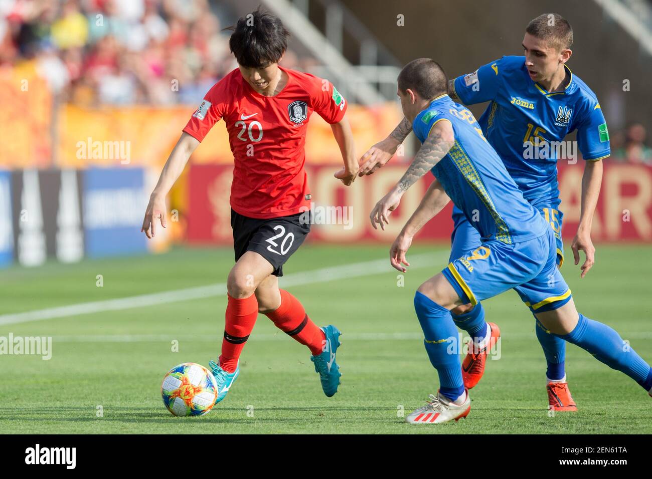 15.06.2019, Lodz, pilka nozna, mistrzostwa swiata u20, final, Ukraina -  Korea, N/z Seyun Kim (KOR), Viktor Korniienko (UKR), Kyrylo Dryshliuk  (UKR), fot. Tomasz Jastrzebowski / Foto Olimpik ----- 15.06.2019, Lodz,  FIFA U-20