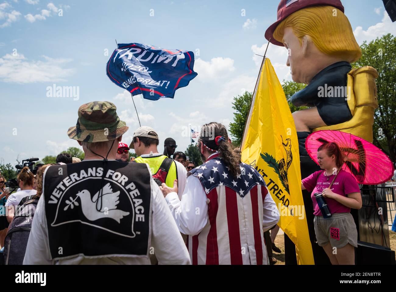 keeping-the-peace-thousands-gather-on-the-national-mall-in