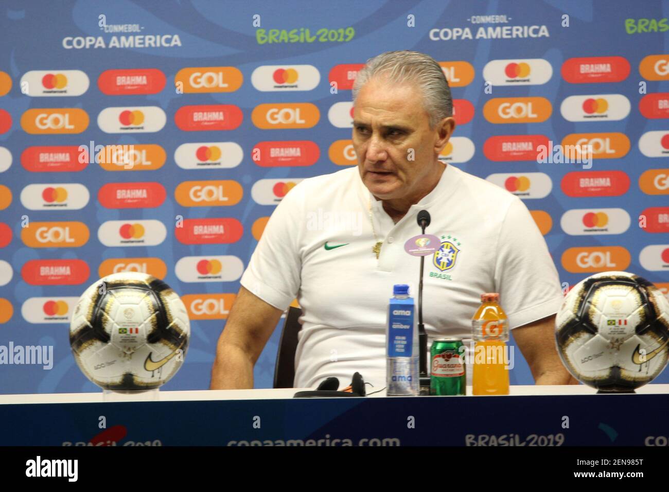 The Brazilian soccer team coach Tite and player Daniel Alves give an  interview at Maracana Stadium this Saturday night (6). Brazil plays final  match of Copa America 2019 against Peru tomorrow. (Photo