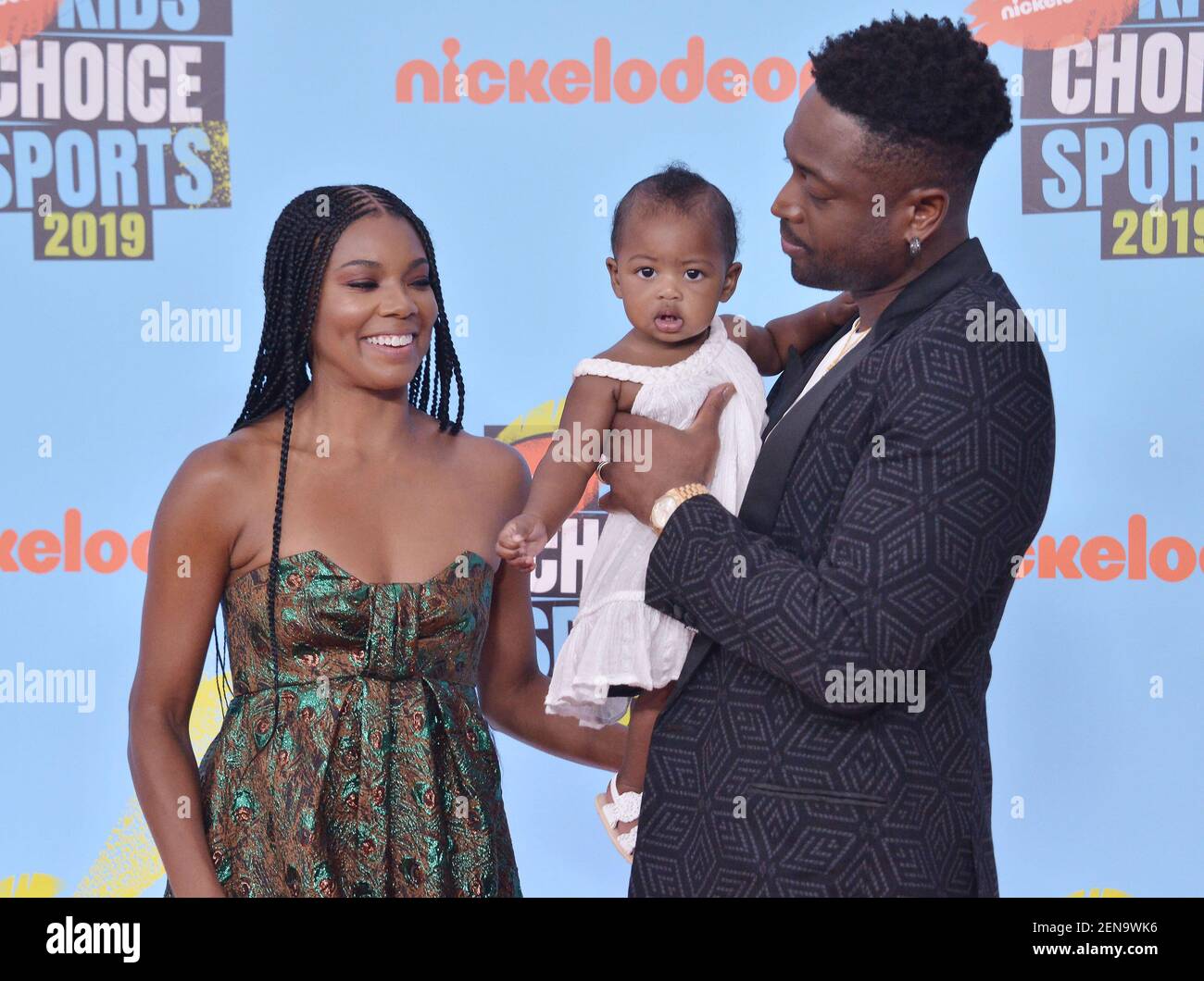 L R Gabrielle Union Kaavia James Union Wade And Dwyane Wade At The Nickelodeon Kids Choice Sports 19 Held At The Barker Hangar In Santa Monica Ca On Thursday July 11 19 Photo