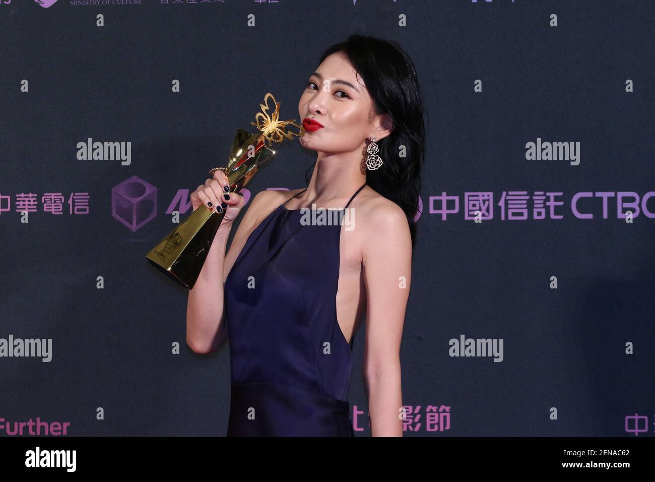 Taiwanese actress Li Yi-jie poses with her trophy after winning Best ...