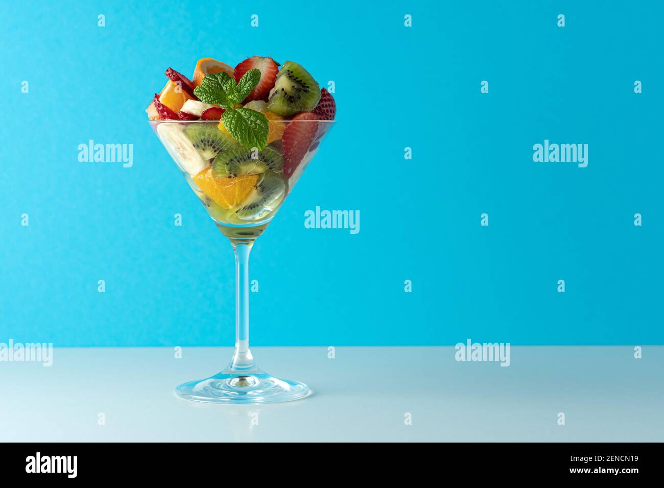 Tropical beach cocktail fruit hi-res stock photography and images - Alamy