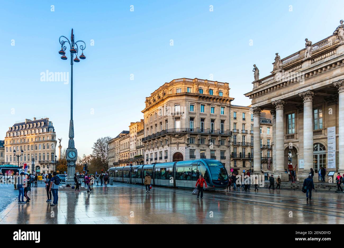 Photo La place de la comédie à Bordeaux, avec le Grand Théatre | Adobe