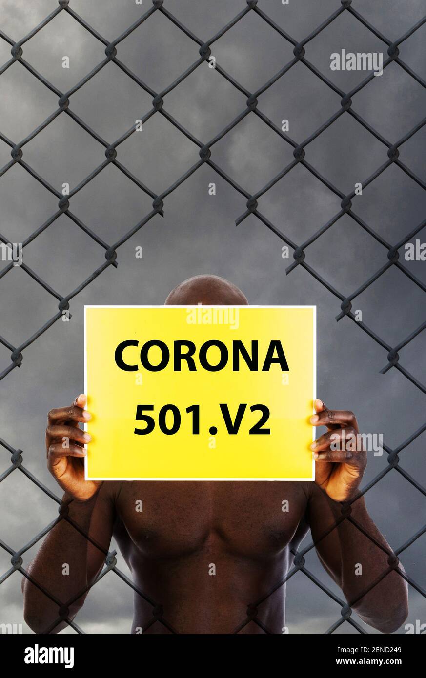 Dunkelhäutiger Mann hält ein Schild, Corona-Krise, Coronavirus, COV-19 2, COV-19, Infektion, Lungenkrankheit, Grippe, Virus, Corona, Mutante, mutiert, Stock Photo